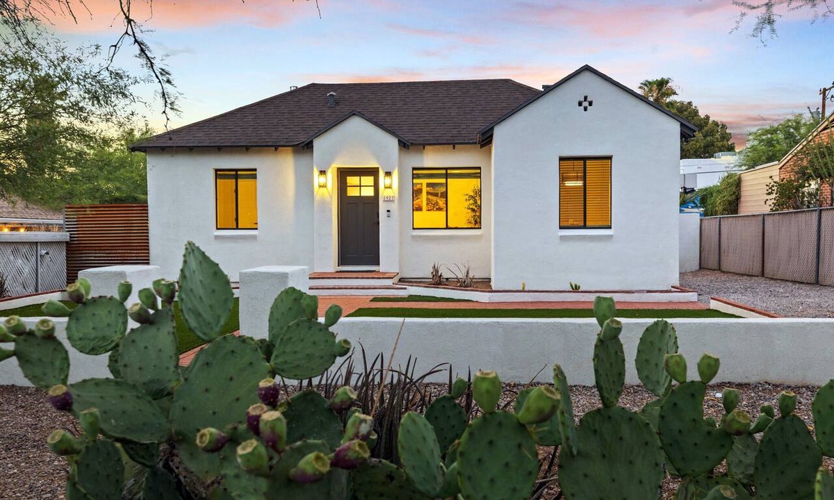 Sam Hughes House | Luxury 5 BR Retreat. Sleeps 10+. Near U of A.