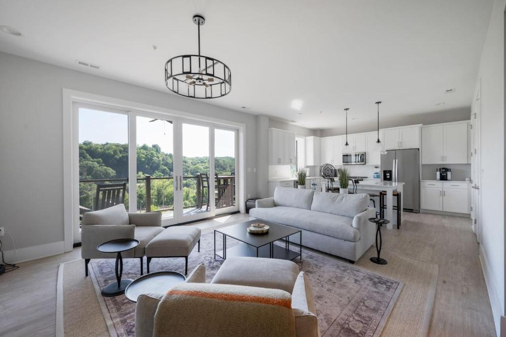 Central Business District Apartment | Luxury Downtown Loft - Balcony and Rooftop Bar!