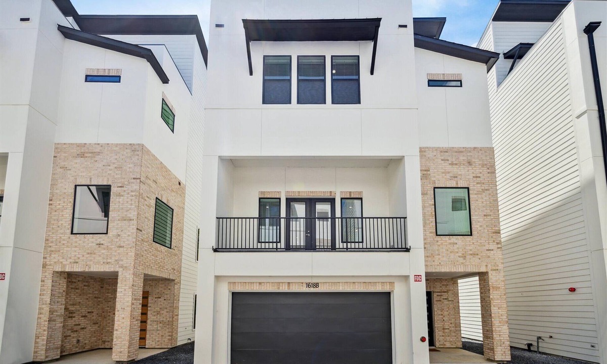 Spring Branch Central House | Luxury Group Retreat | Rooftop Deck + Chef's Kitchen | Sleeps 10