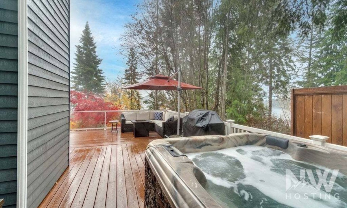 Hayden View Estates House | Luxury Home—Hot Tub, Fire Table, Office, Stunning Lake Views, 15 Miles to Silverwood, 2 to Beach!
