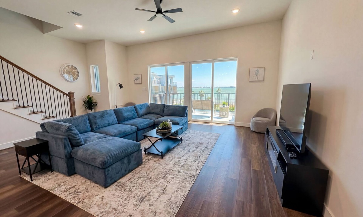El Lago House | Luxury Lakeview Townhome 3BR/3BA Near NASA, Kemah & Seabrook