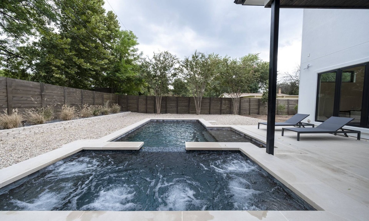 Galindo House | Luxury New Build, Private Pool and Spa, Sleeps 10 all King, 4 min to Dt