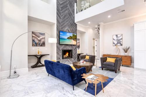 Oak Lawn House | Luxury Oak Lawn Home | Game Room, Parking, Balcony