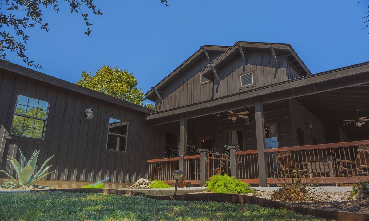 New Braunfels Cabin | Luxury Ranch Cabin Escape Hot Tub, Pool & Fire Pit