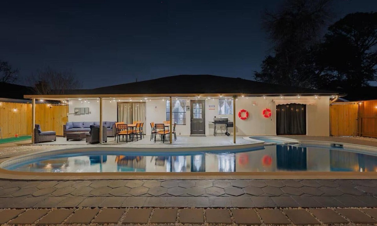 Clodine House | Luxury retreat 16 Guests Game room Gym Outdoor oasis NRG