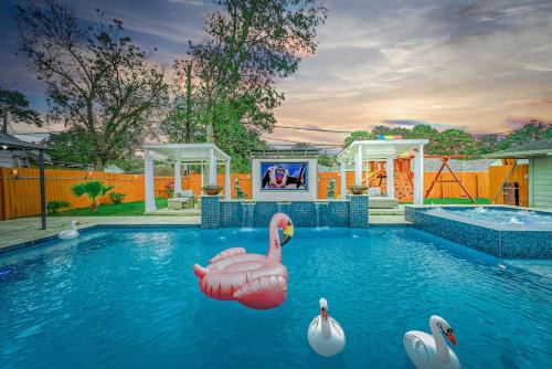 Westbury House | Luxury Retreat with HeatedPool, Firepit and Outdoor Cinema