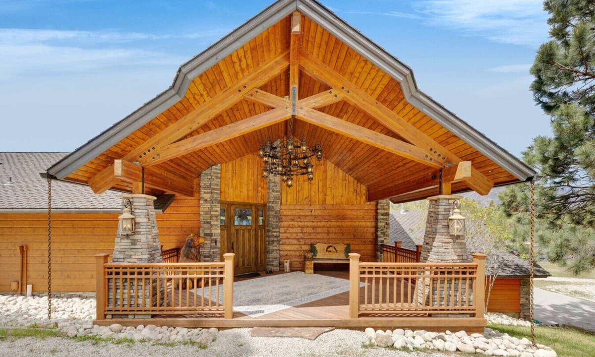 Grantsdale Cabin | Luxury River Front Property