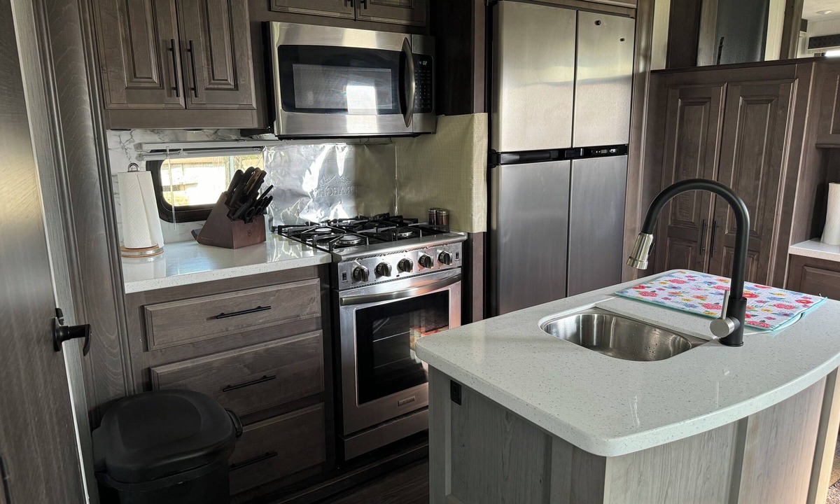 St. Anthony House | Luxury RV in Saint Anthony near the Sand Dunes and Yellowstone
