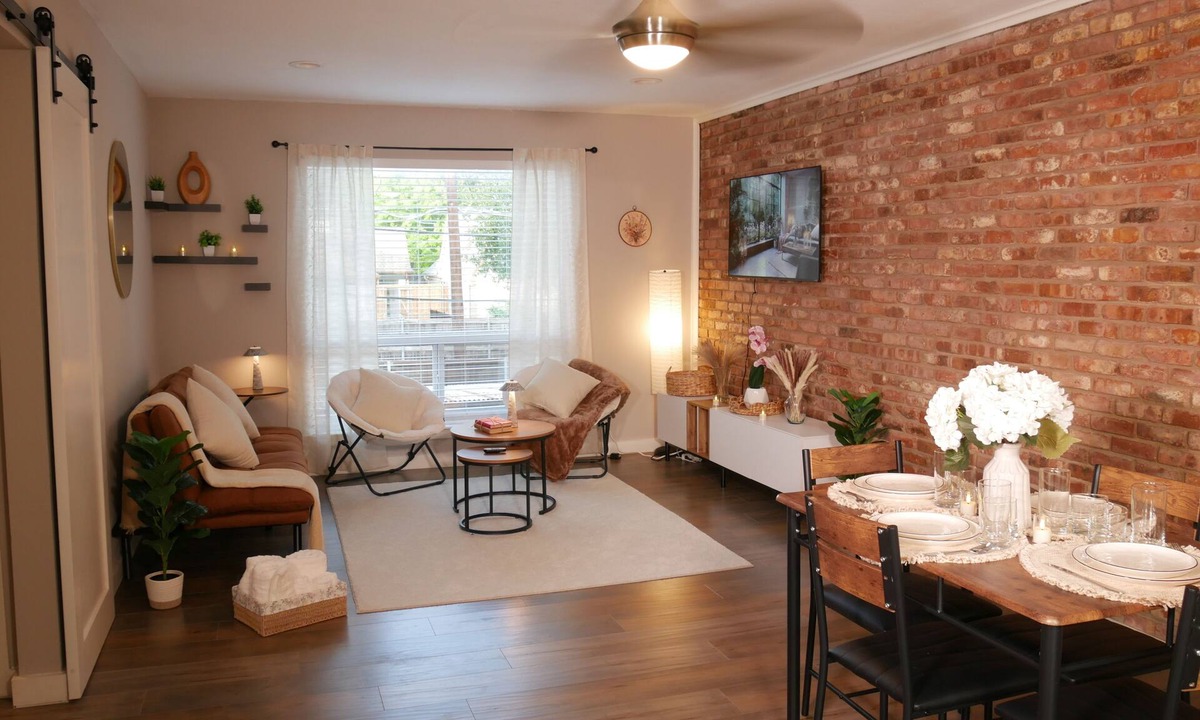 Oak Lawn Condo | Luxury Smart Home l Prime Dallas l Walk to Bars