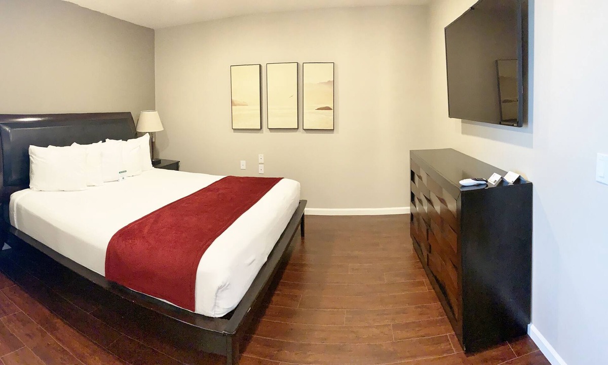 Torrance Hotel | Luxury Suite Near Beaches, Dining & Shopping in South Bay Area