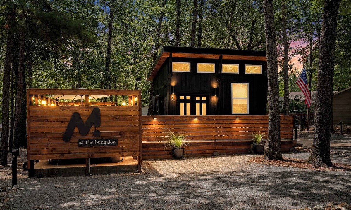 Park Hill House | M at the bungalow - Lake Access * Fire Pit * Hot Tub * Large Private Deck * Private Dog Park