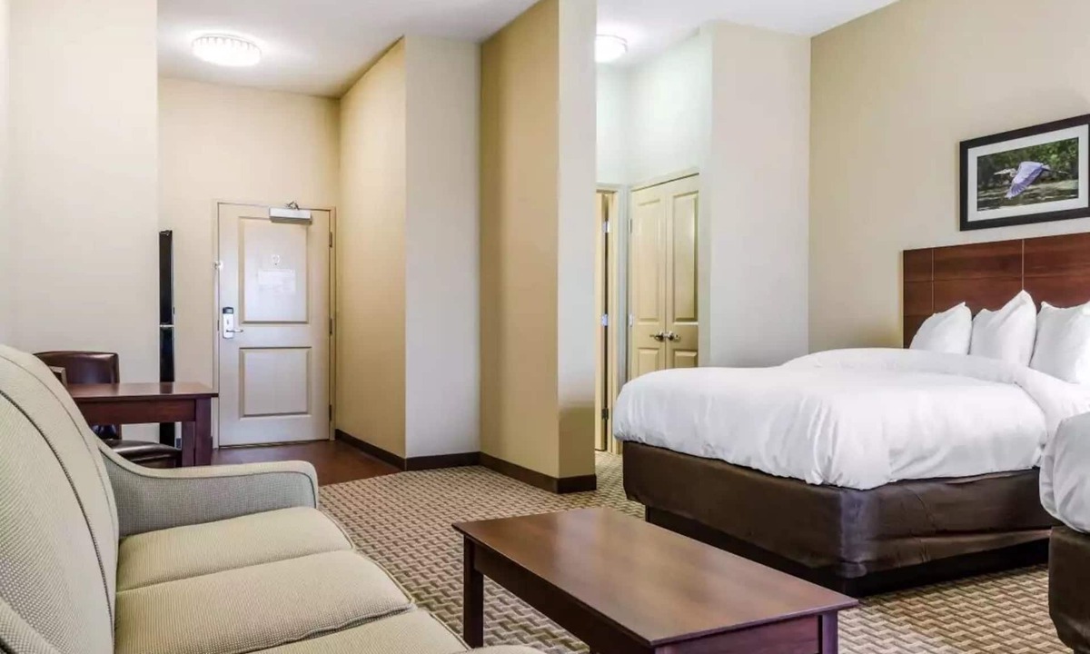 Hackberry Hotel | MainStay Suites Hackberry Sportsman's Lodge