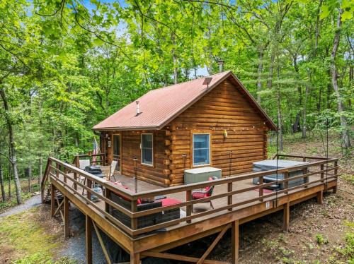 Berkeley Springs House | Mallard Creek Cabin - Firepit - Kitchenette - Large Deck - Gas Grill