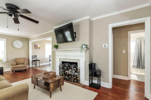 Greensboro House | Maywood Sanctuary Stylish 3BR, 8 Min to Coliseum & UNCG
