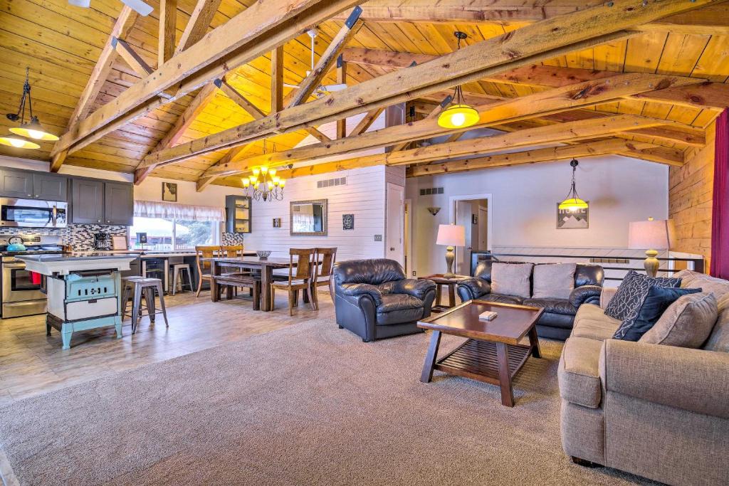 McCall House | McCall Retreat with Hot Tub - half Mi to Downtown!