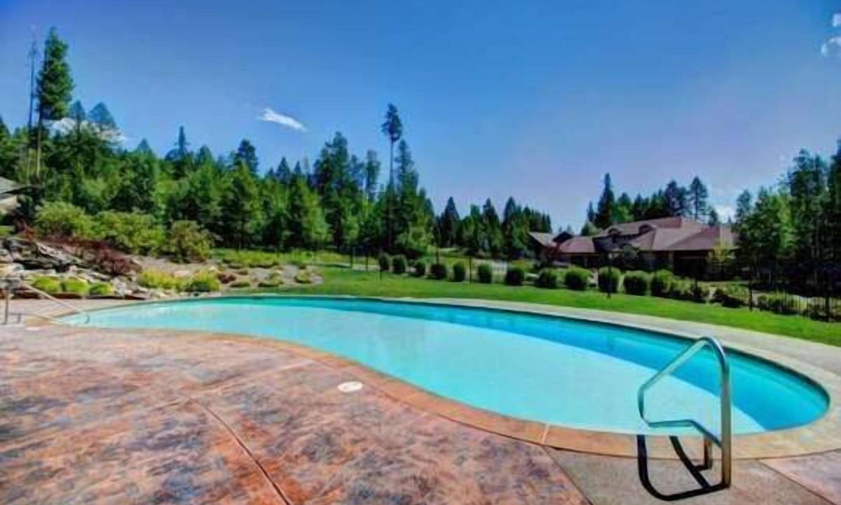 Columbia Falls Condo | Meadowlake condo - Summer pool and hot tub! AC for those hot summer days