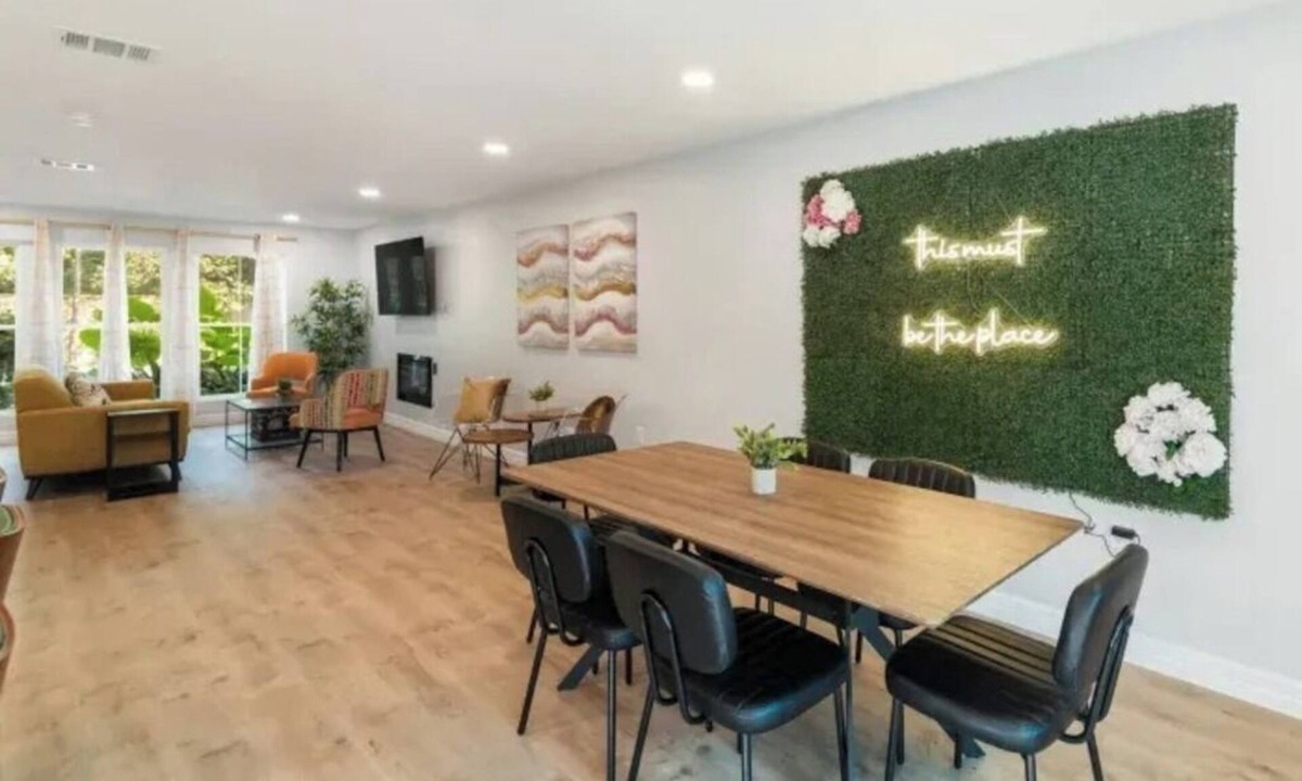 Spring Branch West House | Memorial Townhome with Pool Access, Sleeps 8