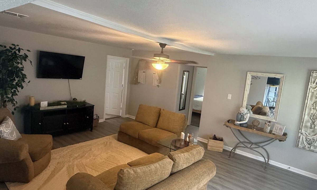 Clute House | Mermaid by the Coast 4BR Near Beach & Refineries