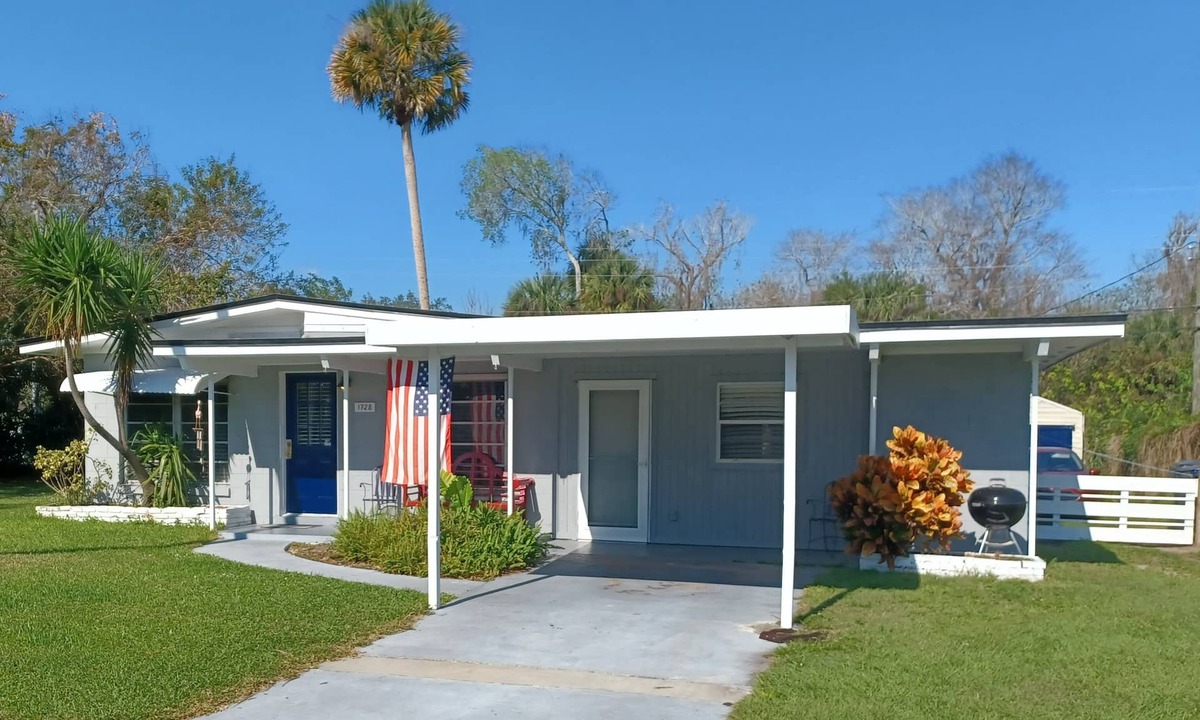Titusville House | Mid Century Charm! KSC,Port Canaveral,Cocoa and Bio-Lume Kayak,Pet Friendly!