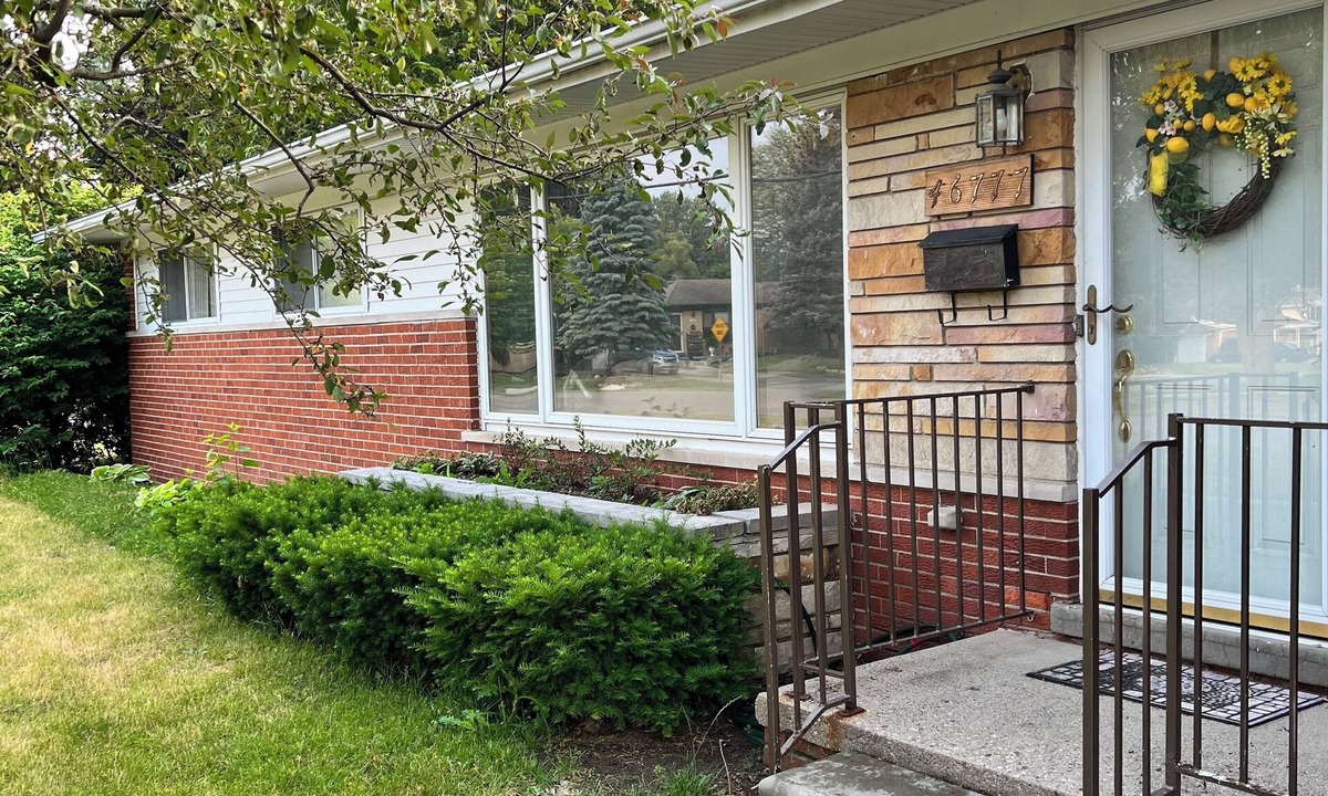 Shelby Township House | Mid-century modern ranch for rent in the desirable neighborhood of Shelby Twp.