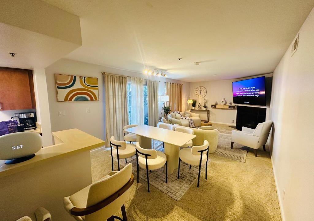 Glendale Apartment | Mid-City Charm 2BR Near LAs Hotspots!