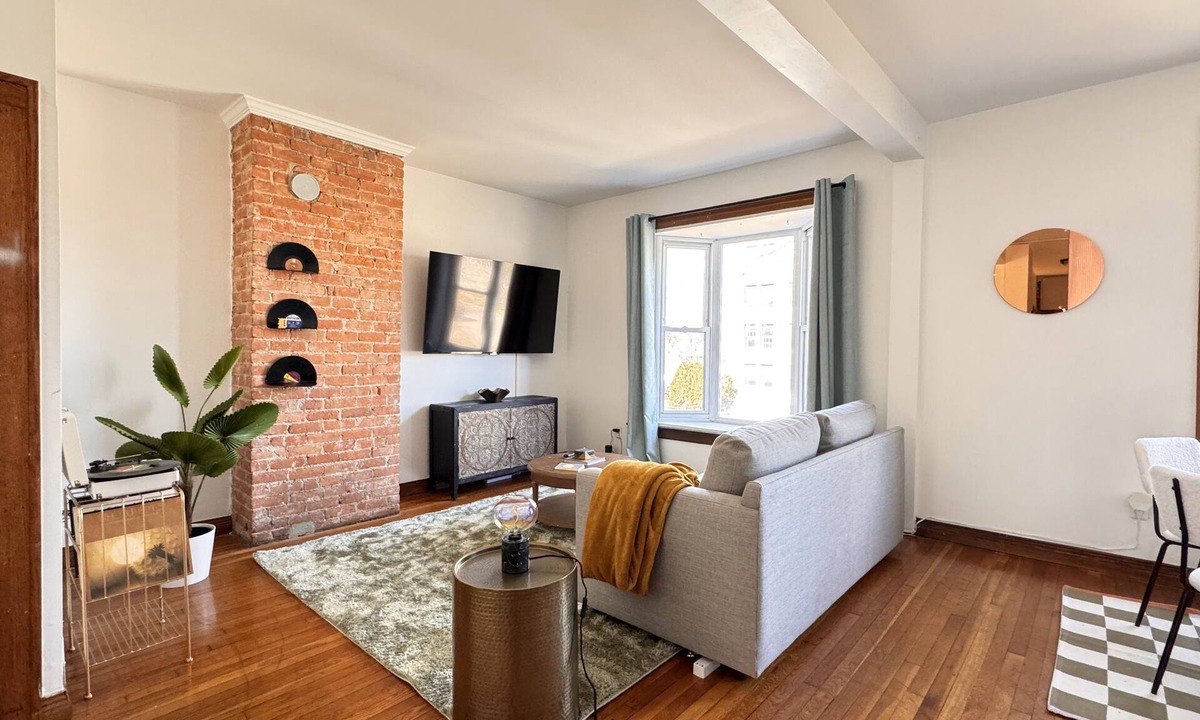 Woodbridge House | Midtown Gem - Sound Booth @ Willis St Retreat