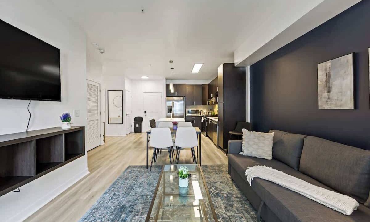 Cherry Apartment | Midtown Gem Steps to Uptown & Queens University!