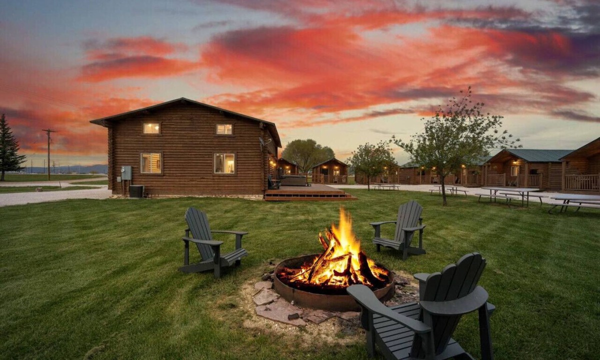 St. Charles Cabin | Mini Cabins Lodge-Hot Tub! AC! Arcades! Air Hockey and Foosball!