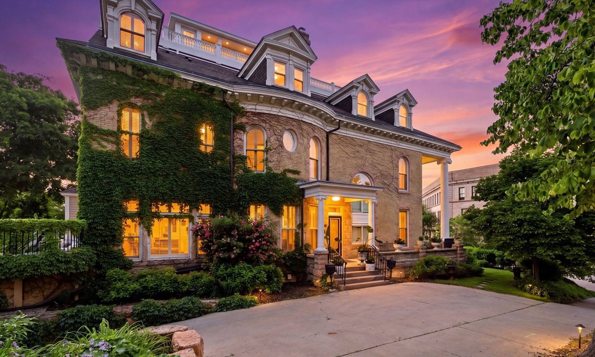 Downtown Minneapolis House | MINNeSTAY* Villa Bella
