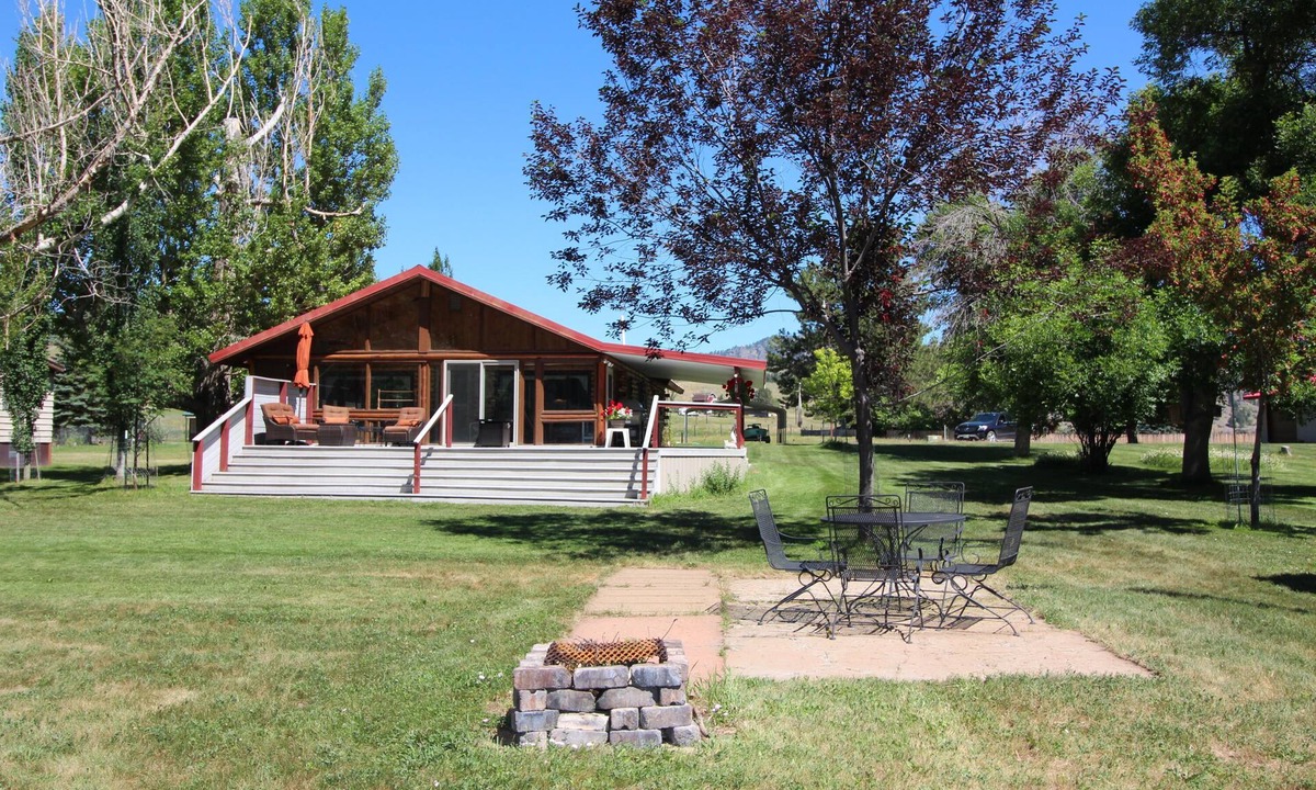 Cascade House | Missouri River Getaway- Riverfront