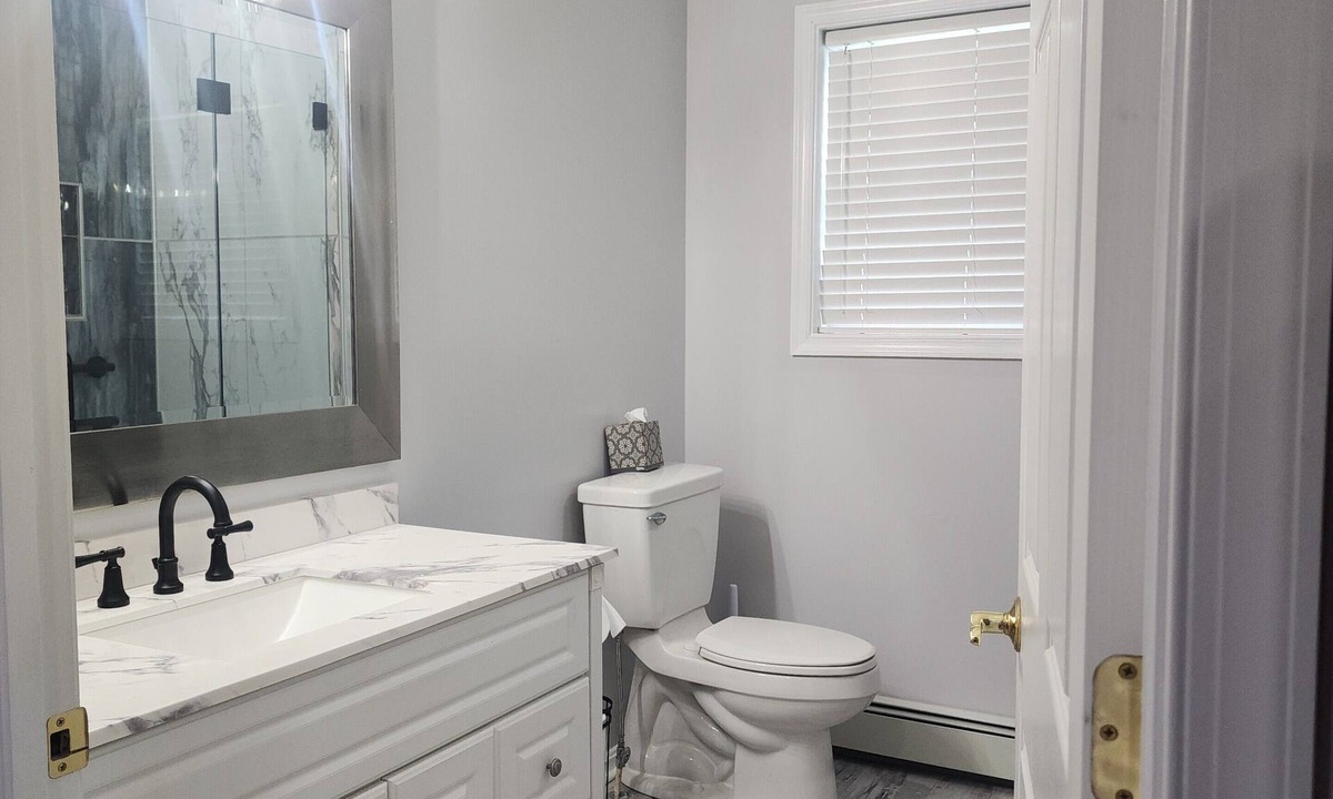 Porters Sideling Apartment | Modern 1 Bedroom Apartment with backyard and deck access.
