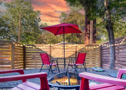 East Cesar Chavez House | Modern 2-Story Cowboy Pool Retreat Walk to 6th St & Downtown