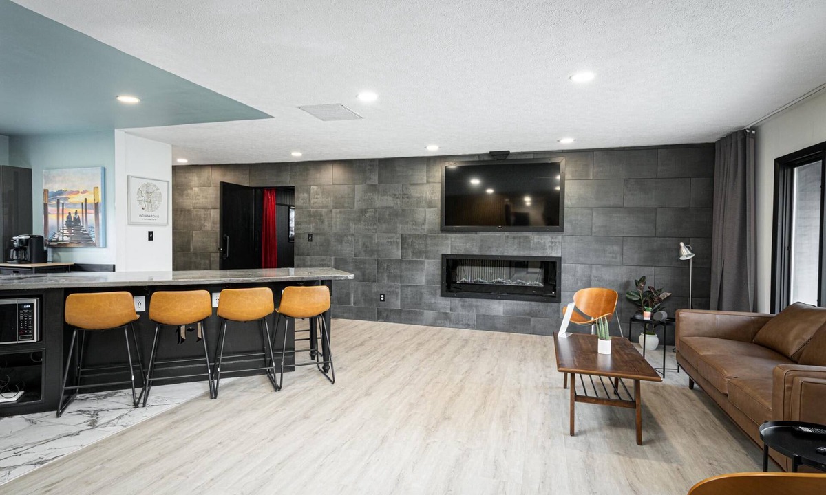 Lawrence House | Modern 3 BR home w/hot tub, movie room, dog park