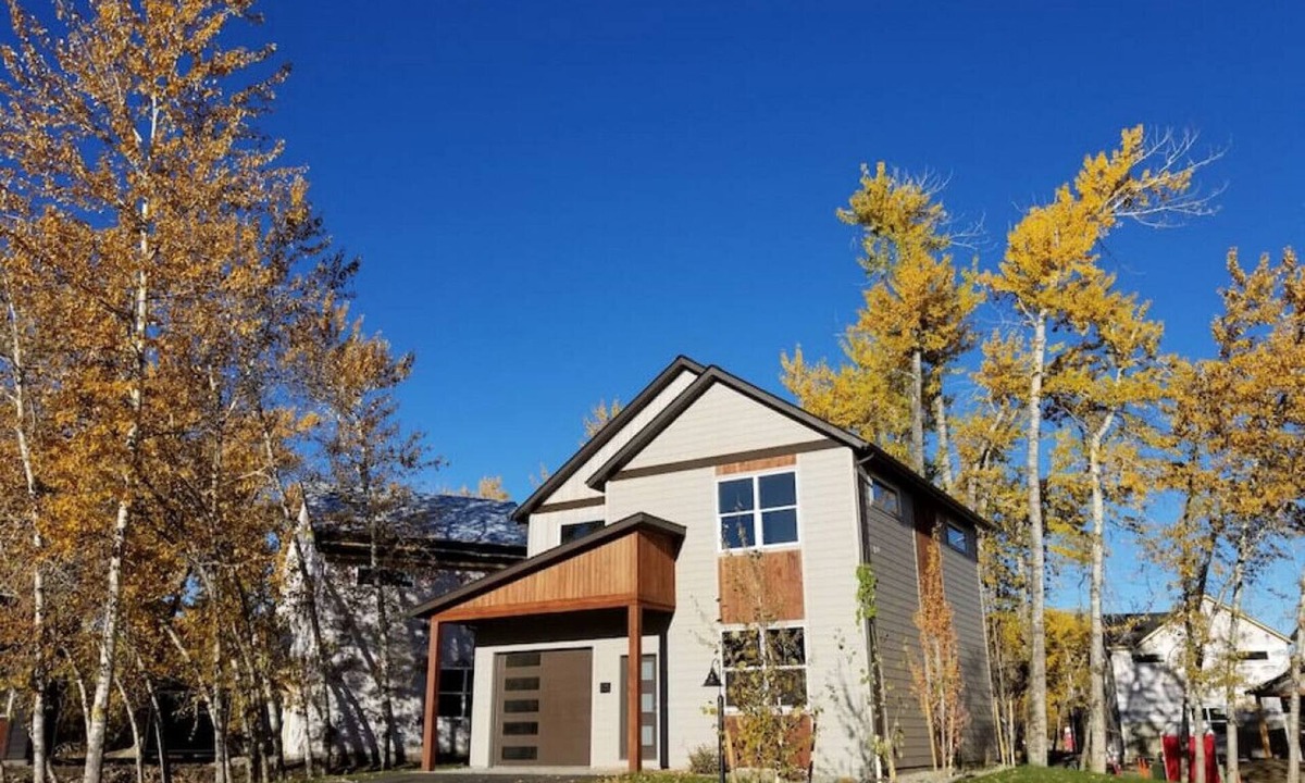Four Corners House | Modern 3Bdrm Farmhouse | River Access & Hot Tub