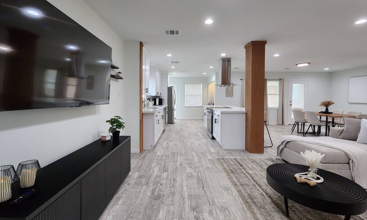 Westbury House | Modern 3BR/2BA Home- 15 Mins From NRG Stadium!