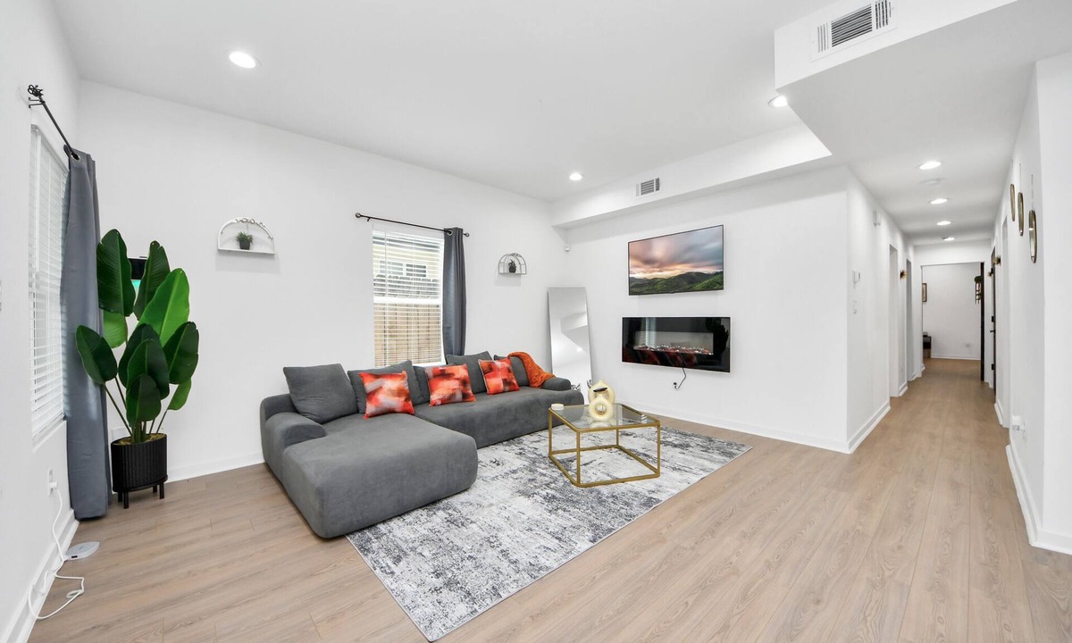 Northeast Houston House | Modern 3BR Near TMC & NRG Sleeps 8 Parking