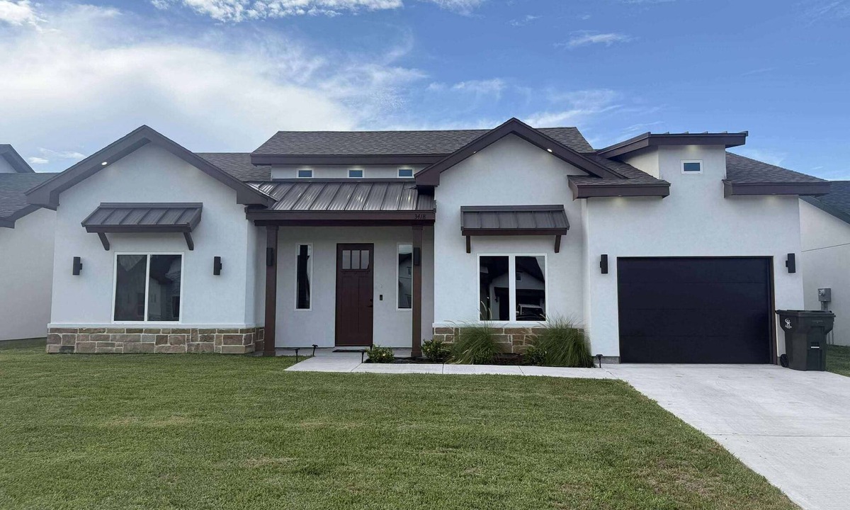 Harlingen House | ⭐️Modern 3BR Retreat : Pergola, Waterfall Showers & Backyard Oasis -Pet Friendly
