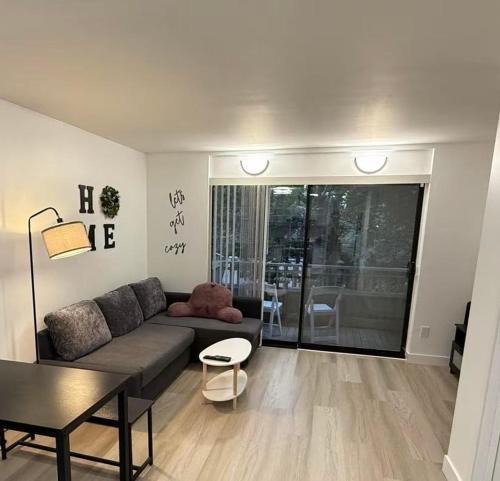 University District House | Modern 3BR Townhouse near UW