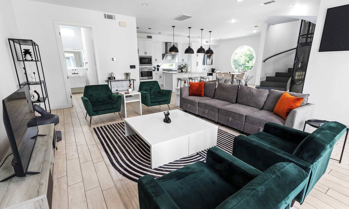 Greenway Plaza-Upper Kirby House | Modern 4-Story Townhome Med Center Sleeps 8