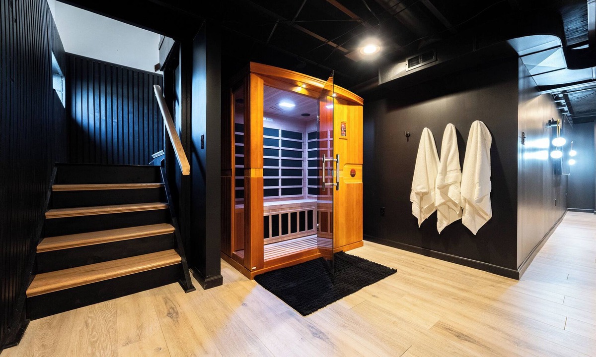 Greencastle House | Modern 4BR Home on Golf Course + Sauna Close to Campus, Dining & Entertainment