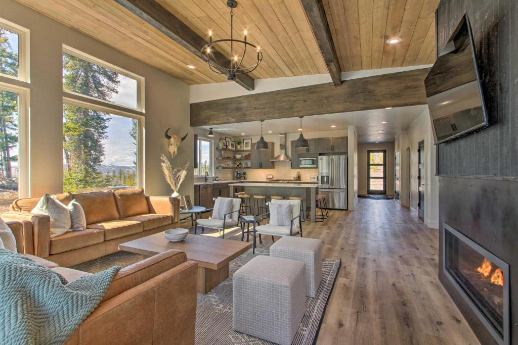 Philipsburg House | Modern and Newly Built Cabin Ski, Fish, Hike!