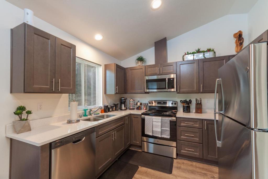 Spokane Valley Apartment | Modern and Stylish KING bed Wifi FREE Parking