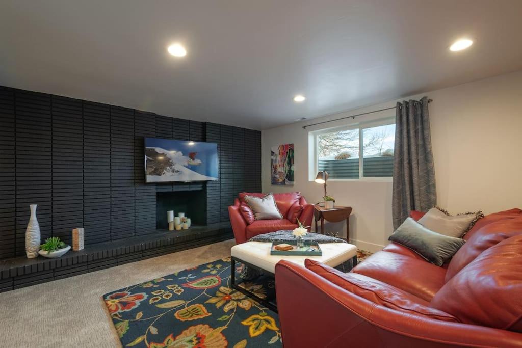 Mount Olympus Apartment | Modern Apartment close to freeway!