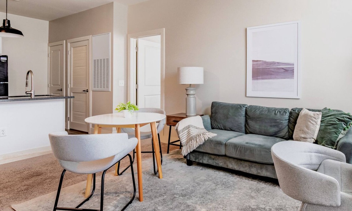 Toledo Apartment | Modern Apartment in Prime Location (ID8148X1)