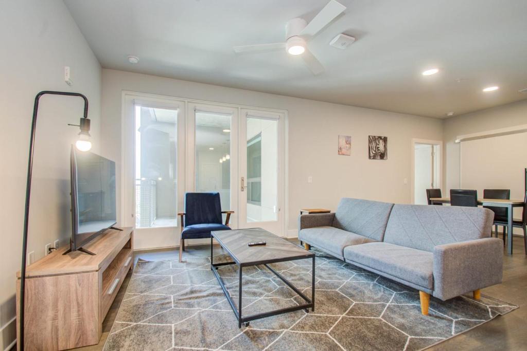Greater Heights Apartment | Modern Chic 3BR in Houston Heights by Stay Gia