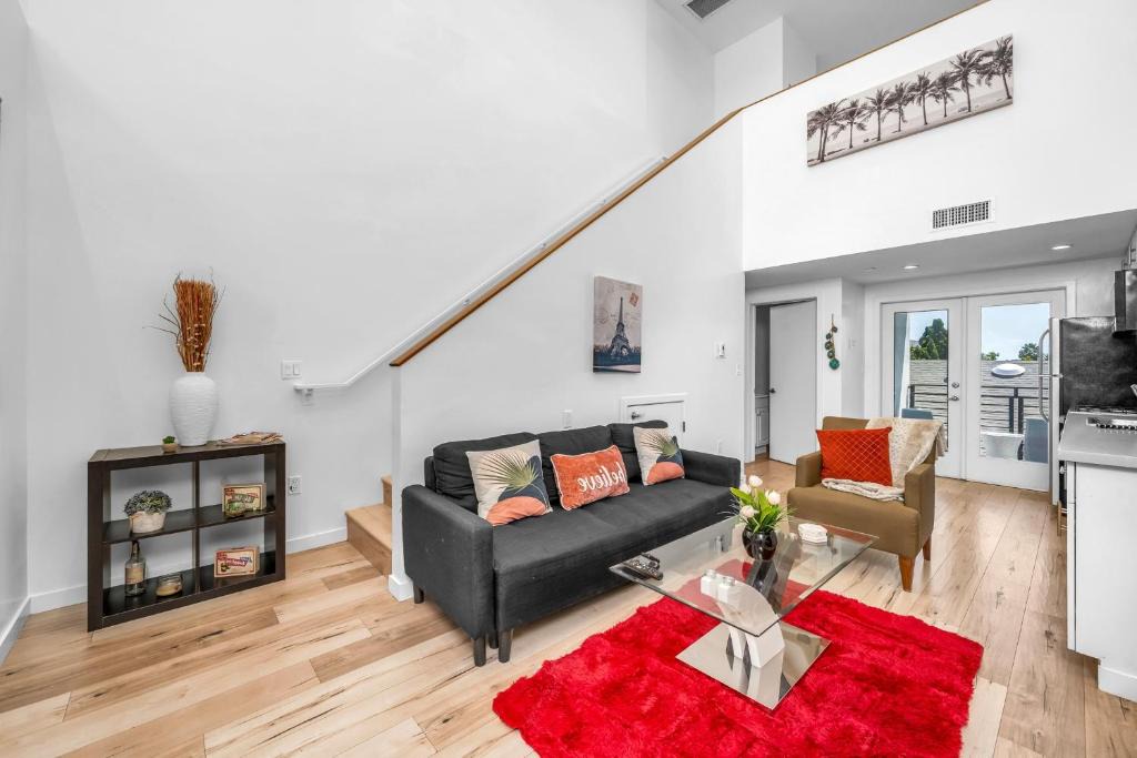 Wilshire Apartment | Modern Chic Loft In Hollywood-Koreatown With Parking