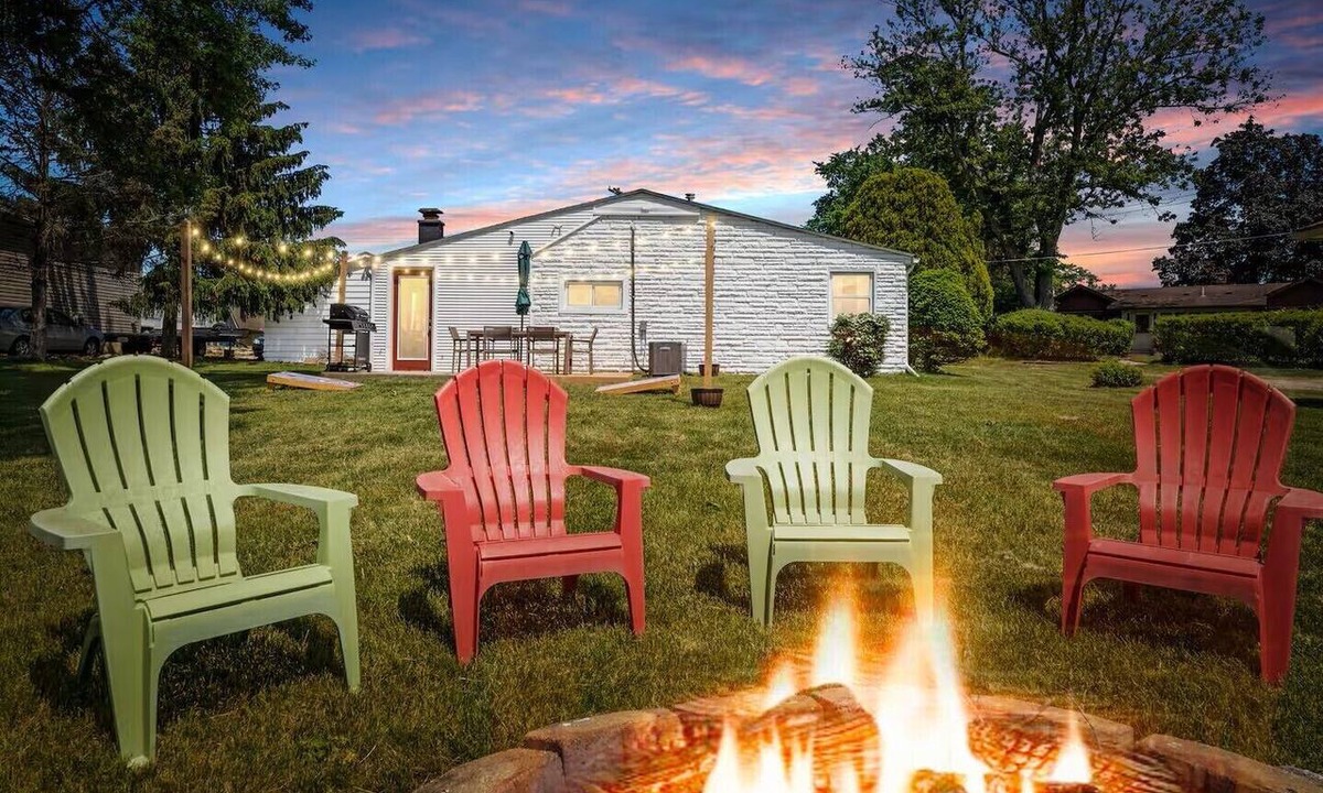 Oxbow House | Modern & Clean Lakehouse Retreat - Beach, Kayaks, Fire Pit, Golfing, Getaway