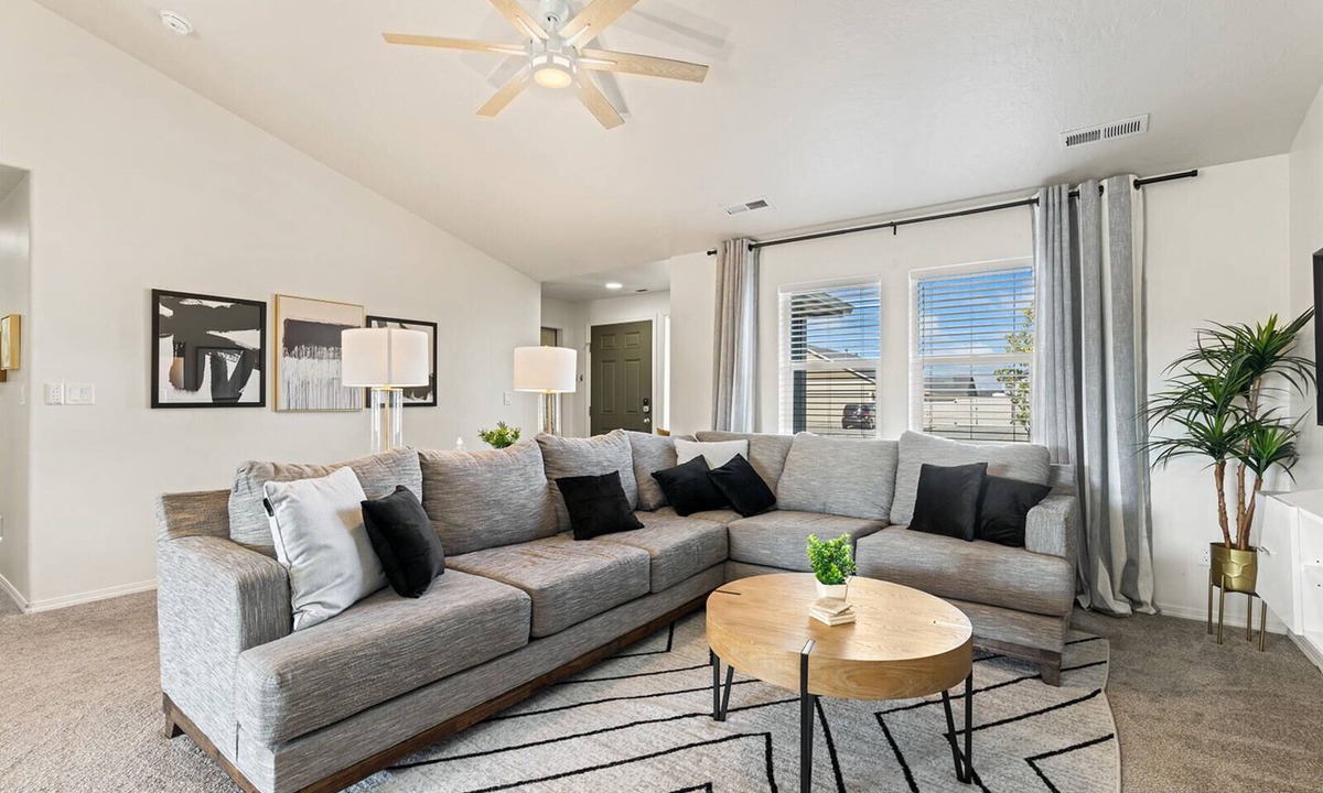 Caldwell House | Modern Comfort 3B, Firepit, Covered Patio, Near C of I & Freeway
