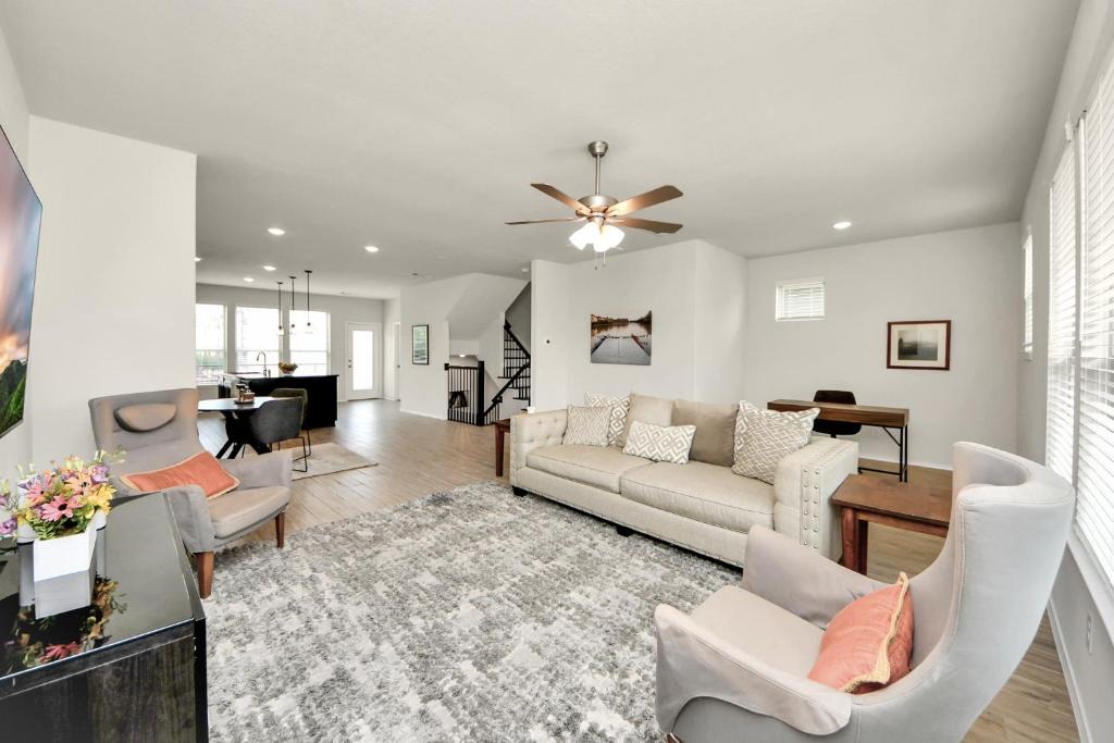 Woodlake - Briar Meadow House | Modern Cozy Home in Houston Galleria and NRG 4BR 4BA