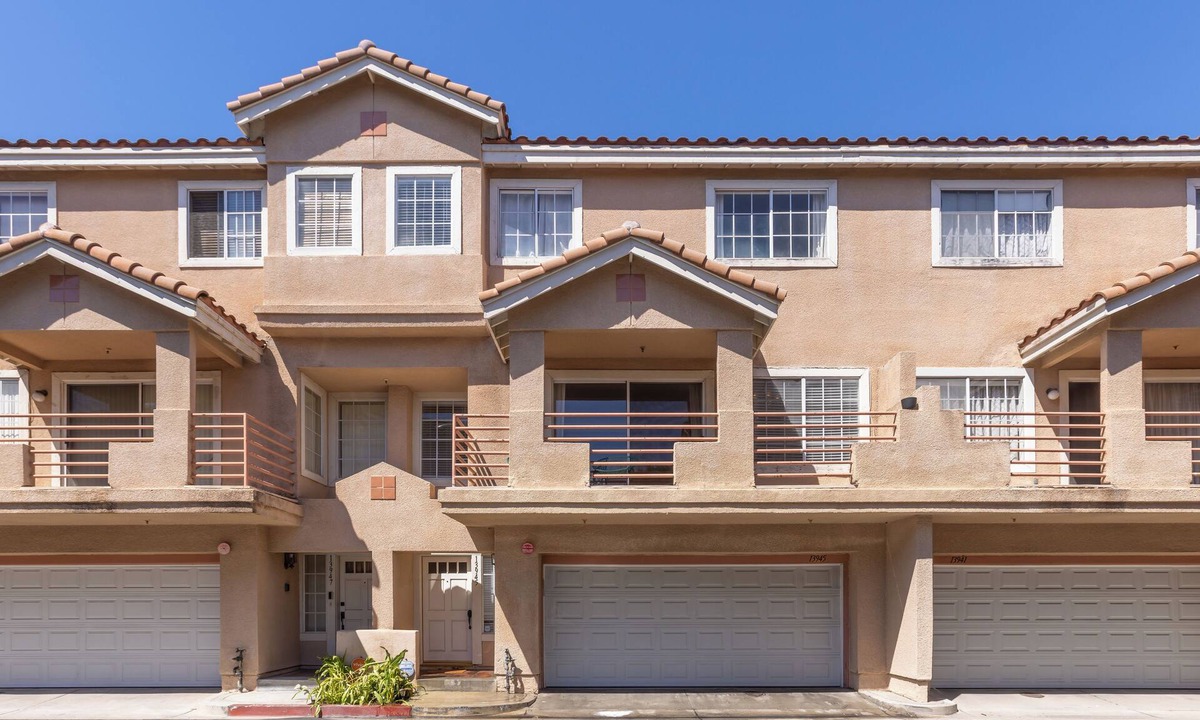 Hawthorne Condo | Modern Gated 2BR Condo Pool & Hot Tub Near LAX & Beaches 2-bedroom condo